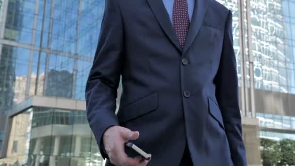 Empresário Atendendo Telefonema Enquanto Caminhava Para Escritório Conversa Telefônica — Vídeo de Stock