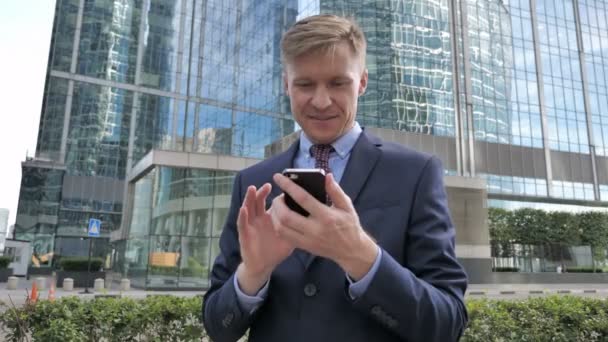 Biznesmen Przy Użyciu Smartphone Zewnątrz Office — Wideo stockowe