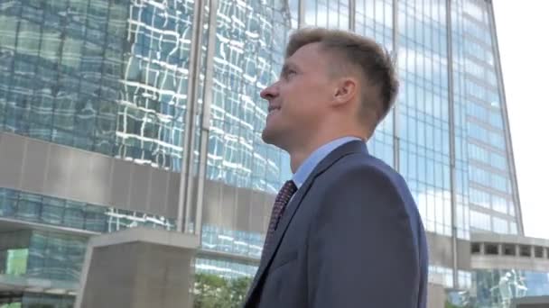 成功のオフィスの外のビジネスマンを笑顔 — ストック動画