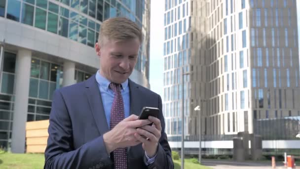 Empresário Usando Smartphone Fora Escritório — Vídeo de Stock