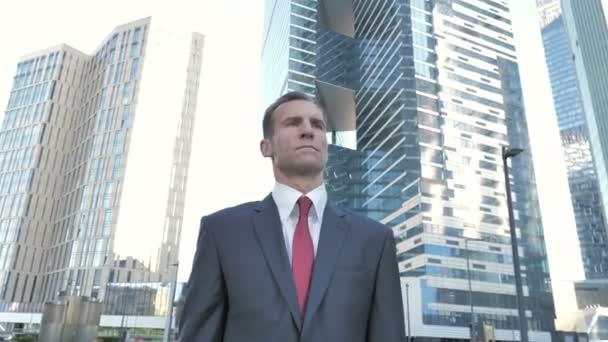 肯定的なビジネスマンに立って外事務所ビル — ストック動画