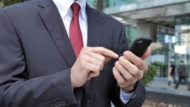 Nahaufnahme Eines Wandelnden Geschäftsmannes Der Auf Dem Smartphone Surft — Stockvideo