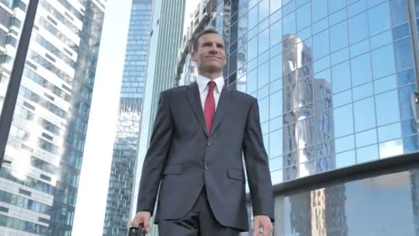 幸せな中年ビジネスマンのオフィスに来る — ストック動画