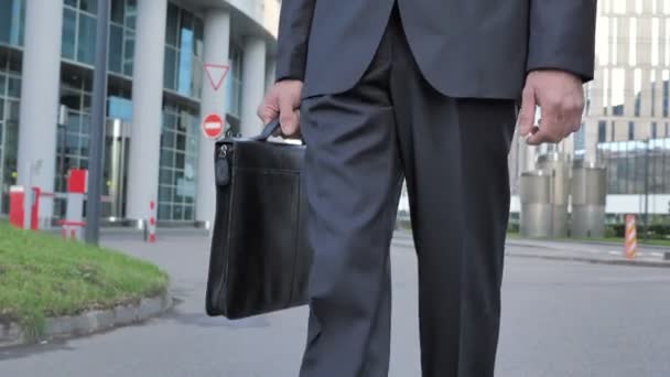 Caminhando Empresário Sério Indo Escritório — Vídeo de Stock