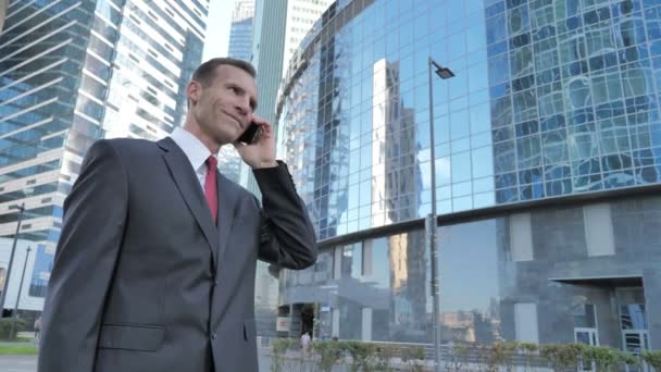 Středního Věku Podnikatel Mluví Telefonu Stojící Mimo Kancelář — Stock video