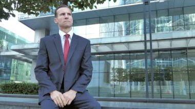 Afrika işadamı kameraya bakarak gülen portresi