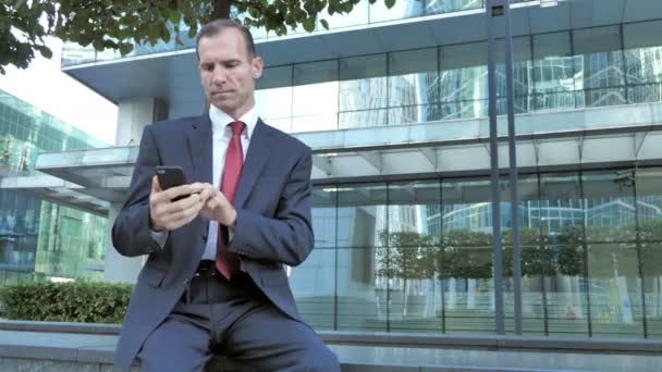 Middelste Leeftijd Man Boos Voor Verlies Tijdens Het Gebruik Van — Stockvideo