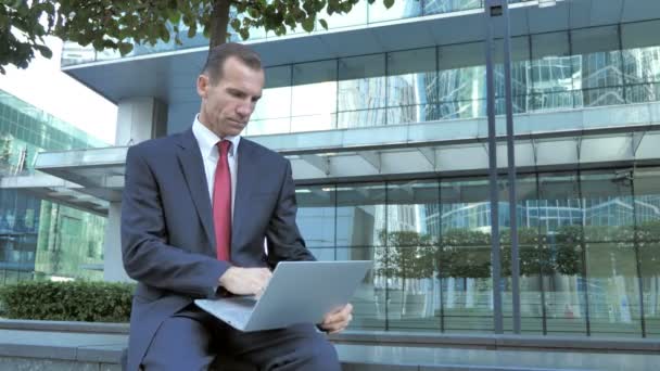 Aufgeregte Frau Feiert Ergebnisse Auf Laptop Vor Dem Büro — Stockvideo