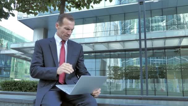 Femme avec maux de tête en utilisant un ordinateur portable en dehors du bureau — Video