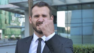 Kızgın diye bağıran sakal işadamı Office dışında sorununa tepki