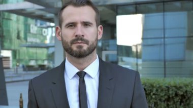 Saat nöbet izlerken işadamı bekliyor