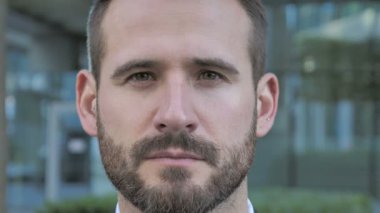 Ciddi yüz, sakal işadamı yakın çekim