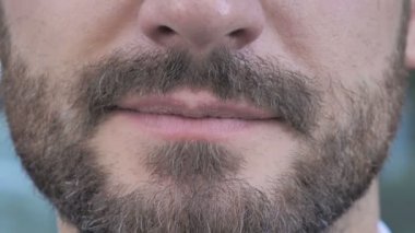 Gülümseyen adam dudaklar ve diş kapat