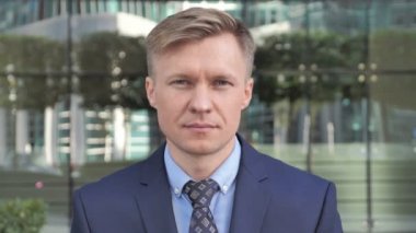 ofis dışında gülümseyen iş adamı