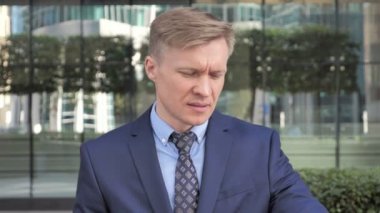 Dışarıda oturan Office bekleyen iş adamı