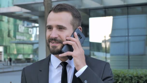 Умный Бизнесмен Разговаривает Телефону — стоковое видео