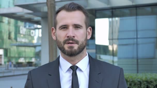 Non Beard Businessman Rejette Offre Agitant Doigt — Video