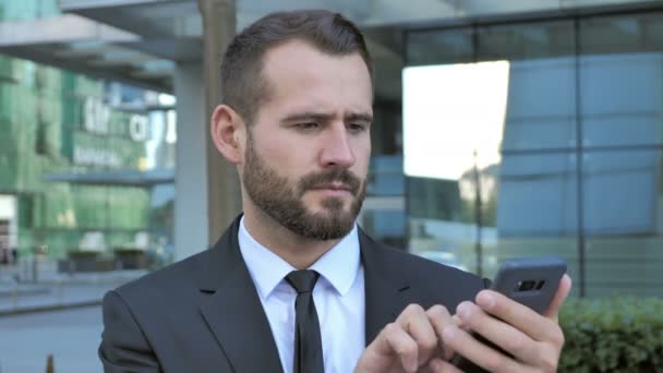 Barba Homem Perturbado Para Perda Usar Smartphone — Vídeo de Stock