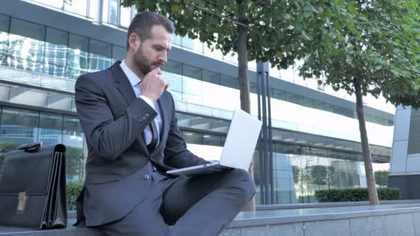 Uomo Affari Pensieroso Seduto Fuori Lavoro Sul Computer Portatile — Video Stock