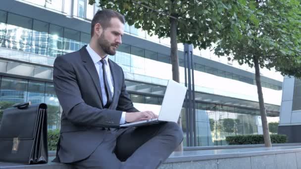 Défaillance Homme Frustré Par Les Résultats Assis Extérieur Bureau — Video