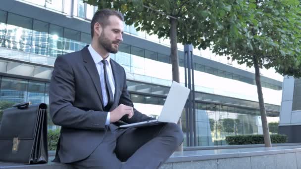 Chat Vidéo Ligne Sur Ordinateur Portable Par Businessman — Video