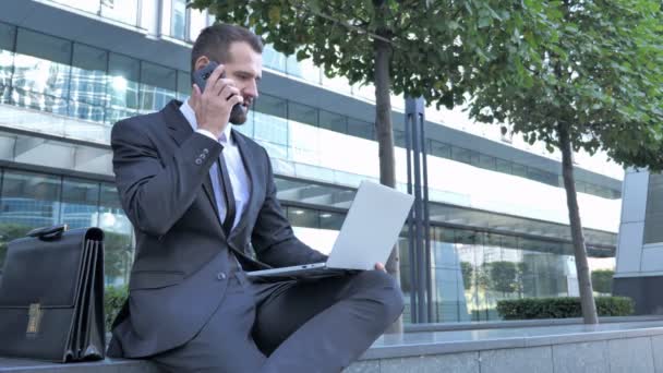 Beszél Telefonon Irodán Kívül Dolgozó Üzletember — Stock videók