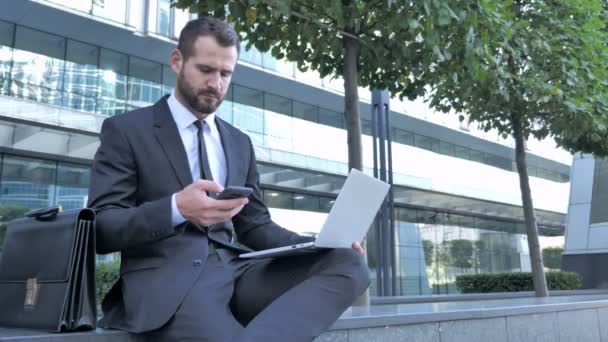 Επιχειρηματίας Χρησιμοποιώντας Smartphone Για Εργασία Εκτός Γραφείου — Αρχείο Βίντεο