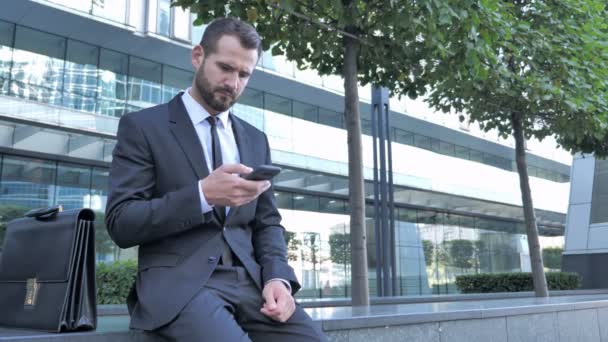 Geschäftsmann Tippt Nachricht Auf Smartphone — Stockvideo