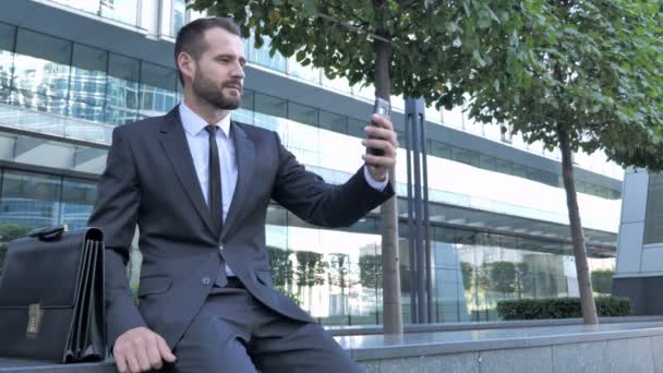 Geschäftsmann Macht Selfie Telefon — Stockvideo