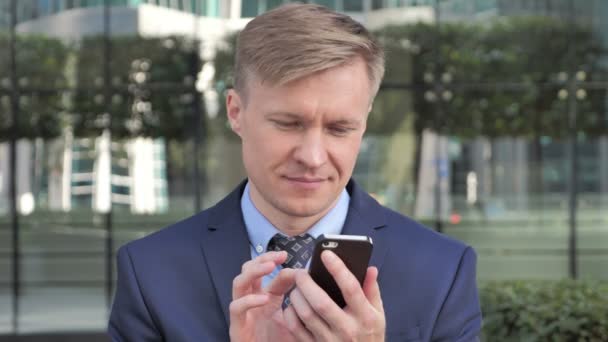 Homme Affaires Browing Sur Smartphone — Video