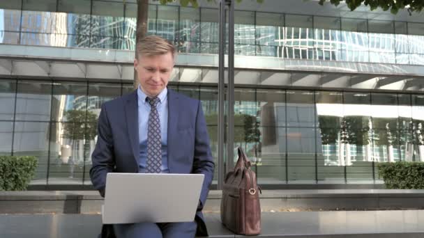 Бізнесмен Працює Ноутбуці Поза Офісом — стокове відео