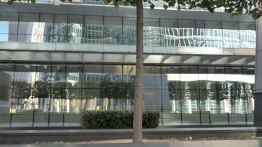 Geliyor ve dizüstü bilgisayar, ofis dışında çalışan iş adamı