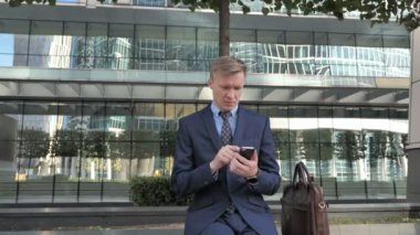 Şok, şaşırmış gibi işadamı Smartphone kullanarak