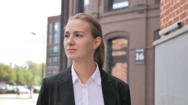 İşkadını yürüyüş Ouside Office