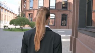 Arkadan işkadını yürüyüş Ouside Office görünüşü