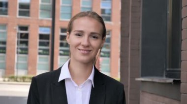 Ouside ofisine işkadını gülümseyen