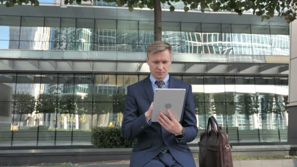 Επιχειρηματίας Χρησιμοποιώντας Tablet Ενώ Κάθεται Εκτός Γραφείου — Αρχείο Βίντεο