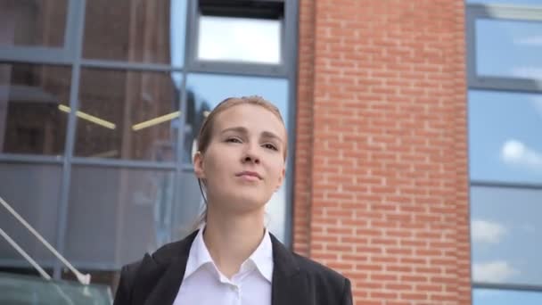 Vrouw Lopen Ouside Office — Stockvideo