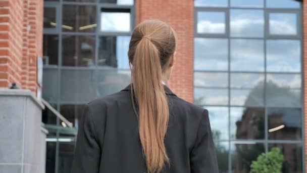 Rückseite Der Geschäftsfrau Die Aus Dem Büro Geht — Stockvideo