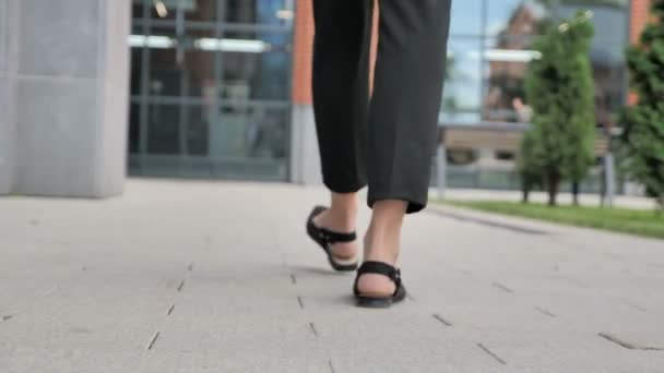 后视图的女商人步行外面办公室 — 图库视频影像