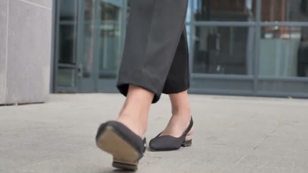 Détendre Businesswoman Walking Ouside Bureau — Video