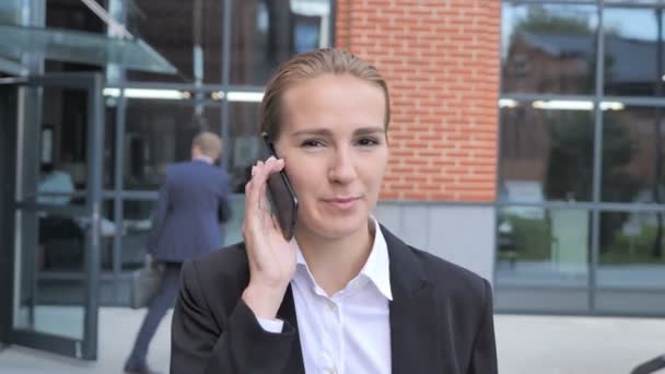 Walking Affärskvinna Prata Telefon — Stockvideo