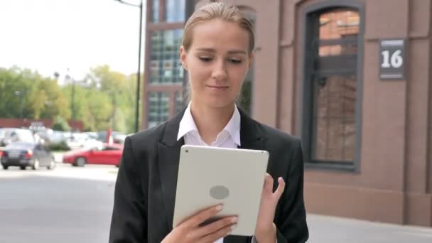 Mujer Caminando Fuera Oficina Navegando Tableta — Vídeos de Stock