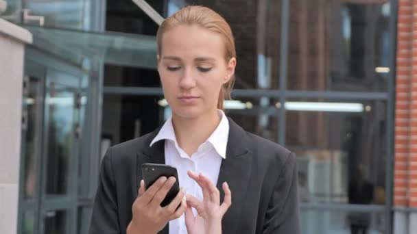 Gehende Frau Reagiert Auf Verlust Smartphone — Stockvideo