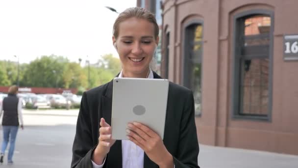 Chat Vídeo Line Tablet Walking Businesswoman — Vídeo de Stock