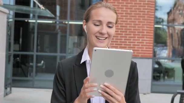 Mulher Andando Conversando Bate Papo Vídeo — Vídeo de Stock