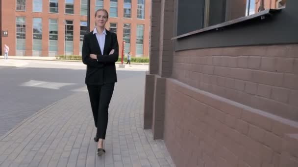 Femme Affaires Pied Près Immeuble Bureaux — Video