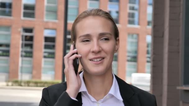 電話で話している女性実業家を歩く — ストック動画