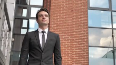 Office için yürüyen genç işadamı