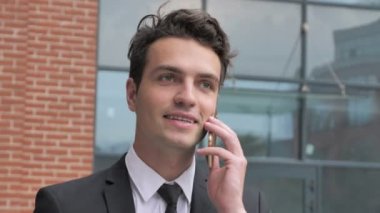 Office dışındaki telefon konuşurken işadamı